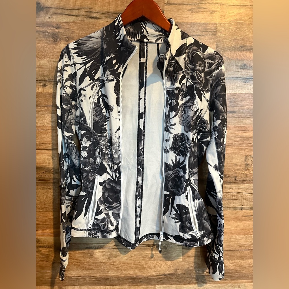 Lululemon Floral Zip-Up Jacket | Size 6 | Black & White | Stylish & Chic - Picture 4 of 6
